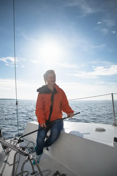 Frau segelt auf der Jacht — Stockfoto