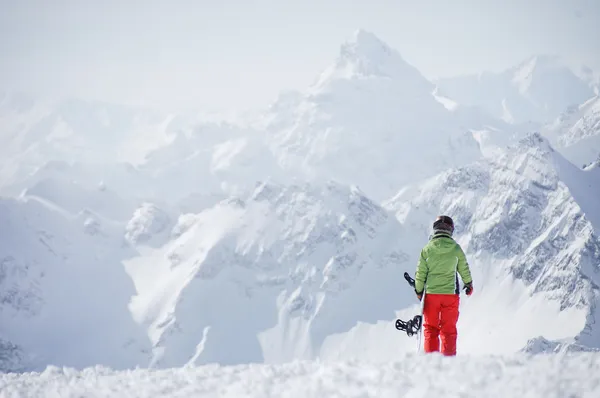 Snowboarder femminile in montagna — Foto Stock