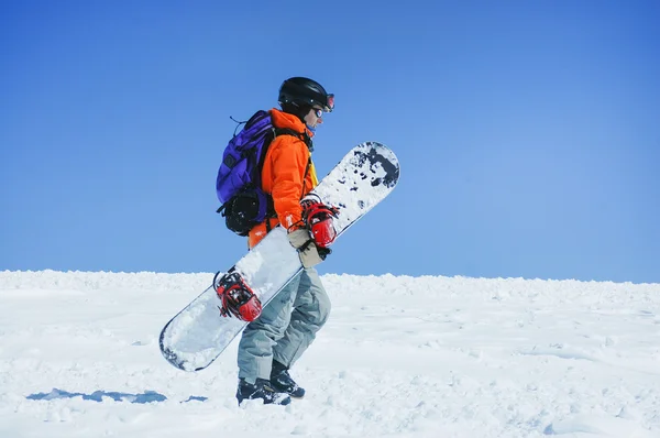 Snowboarder περπάτημα στα βουνά — Φωτογραφία Αρχείου