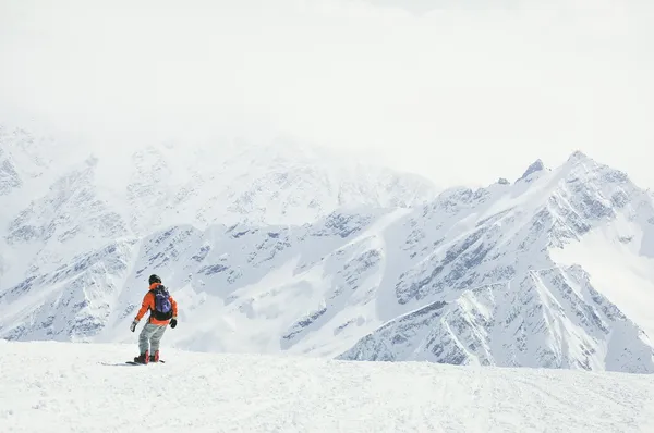 Snowboardzista w akcji — Zdjęcie stockowe