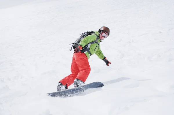 Vrouwelijke snowboarder op de bergen — Stockfoto