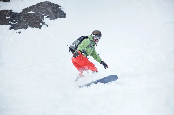 Vrouwelijke snowboarder op de bergen — Stockfoto