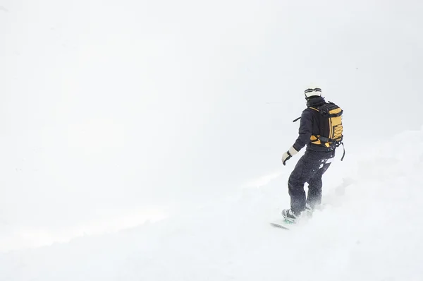 Snowboarder en action — Photo