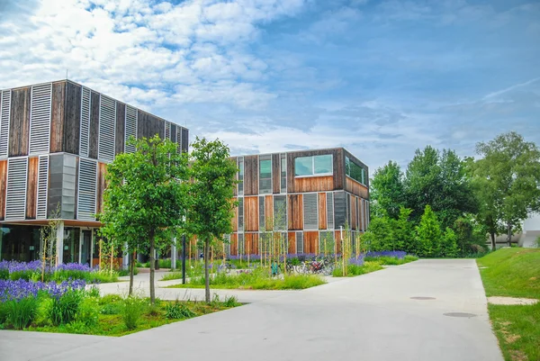 Modern educational/office building on campus — Stock Photo, Image