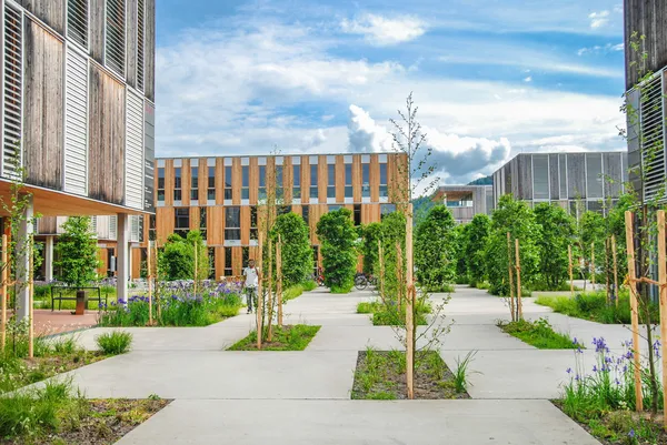 Immeuble d'enseignement / bureau moderne sur le campus — Photo