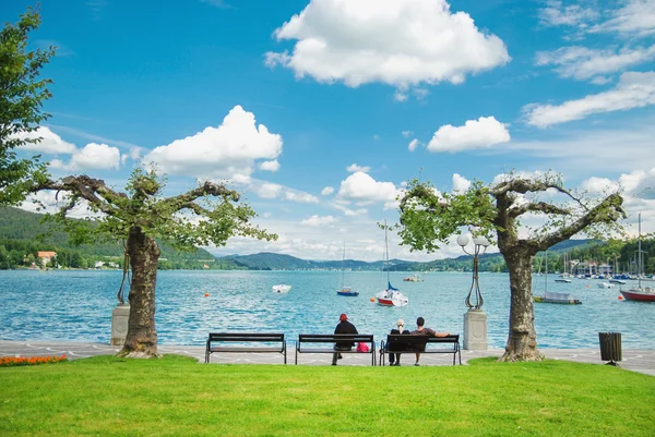 Wooden bench at a lake — Stock Photo, Image