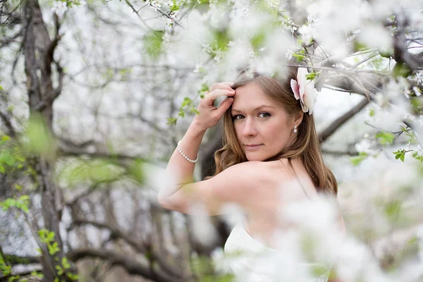 Hermosa novia en flor de primavera — Foto de Stock