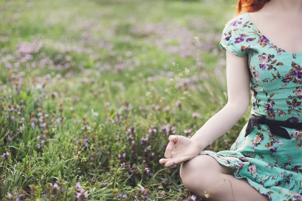 Hezká žena meditovat v parku — Stock fotografie