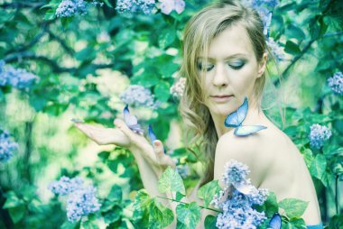 güzel bahar çiçekleri ile kız