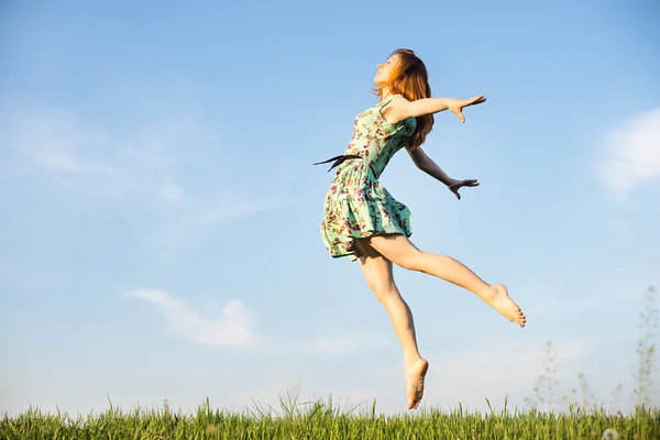 Lycklig ung kvinna hoppning — Stockfoto