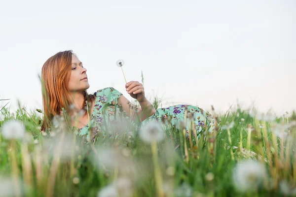 Girl lying in the flower field — Stock Photo, Image