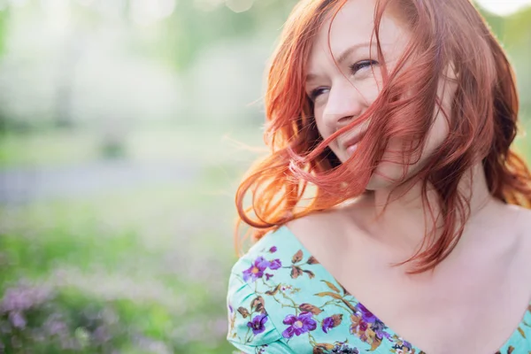 Linda menina de cabelo vermelho sorrindo — Fotografia de Stock