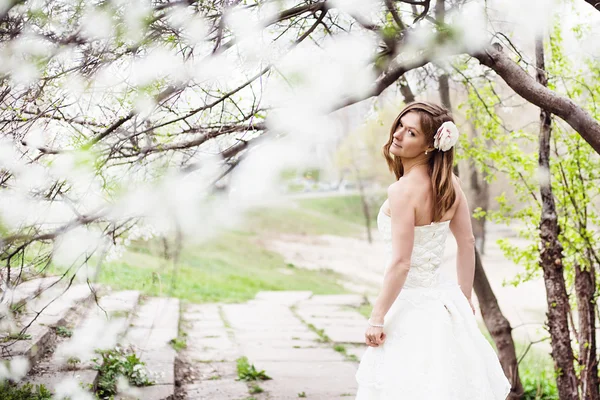 Schöne Braut in Frühlingsblüte — Stockfoto