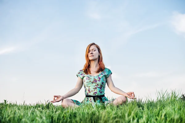 Mujer bonita meditar en el parque — Stockfoto