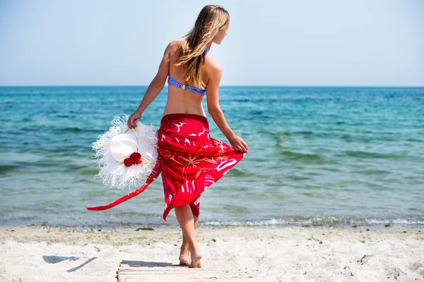 Žena chodí na pláži — Stock fotografie