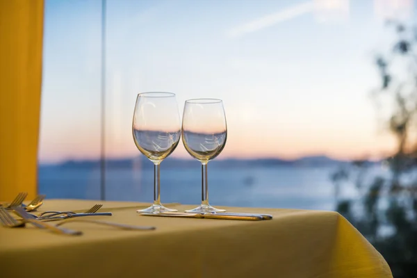 Zwei Gläser gegen ein Meer — Stockfoto