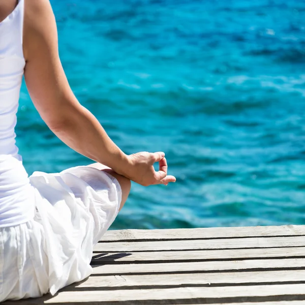 Mujer meditando en el mar — Foto de Stock