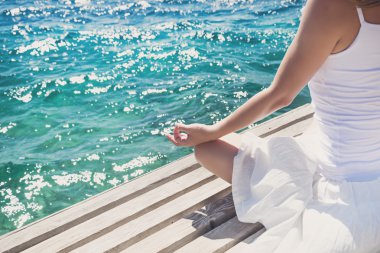 Denizde meditasyon yapan bir kadın