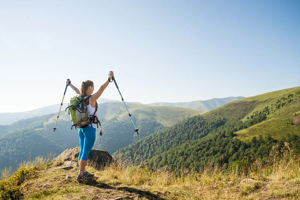 Young woman hiking in the mountains — Stock Photo, Image