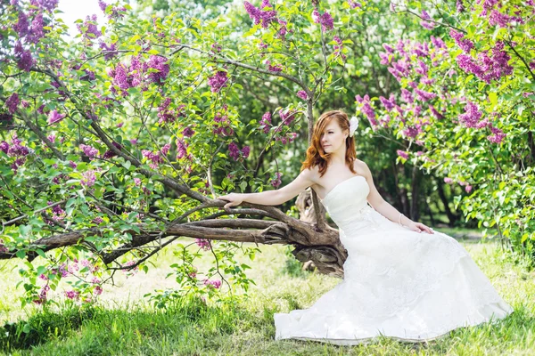 Schöne Braut in Frühlingsblüte — Stockfoto