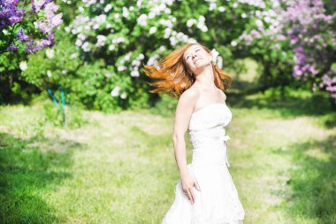 Bahar çiçeği içinde güzel bir gelin