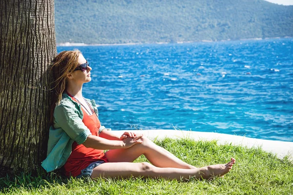 Femme assise à la plage — Photo