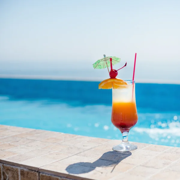 Cocktail na piscina — Fotografia de Stock