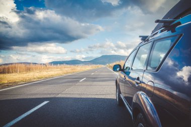 Dağ yolunda seyahat etmek için araba