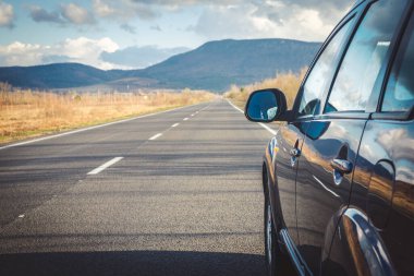 Dağ yolunda seyahat etmek için araba