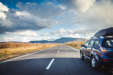 Dağ yolunda seyahat etmek için araba