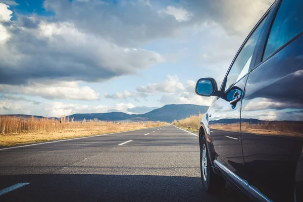 Auto voor reizen met een bergweg — Stockfoto