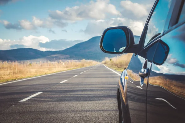 Carro para viajar com uma estrada de montanha — Fotografia de Stock