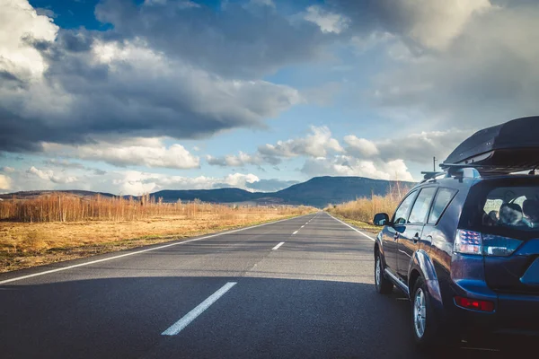 Dağ yolunda seyahat etmek için araba