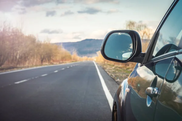 Auto voor reizen met een bergweg — Stockfoto