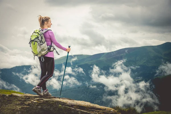Young woman n the top of the mountains — Stock Photo, Image