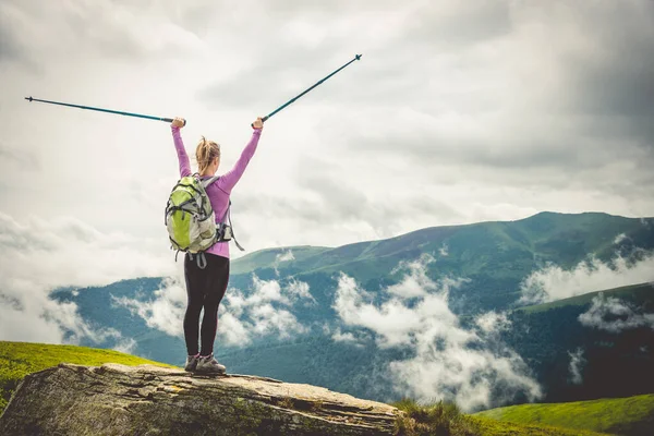 Dağların tepesinde genç bir kadın
