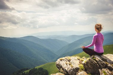 Dağ tepesinde genç kadın