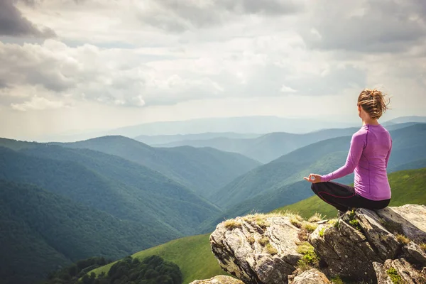 Dağ tepesinde genç kadın