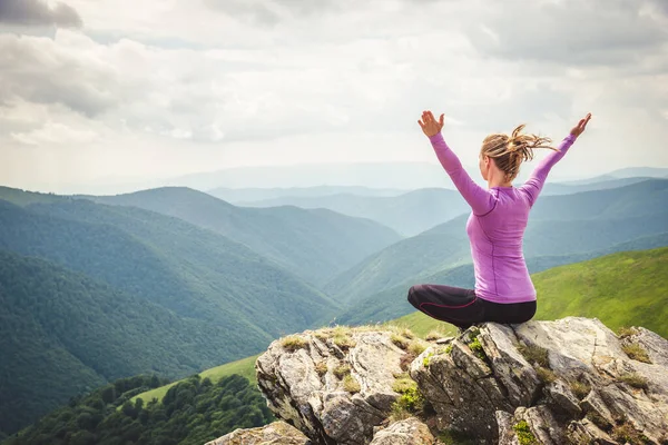 Jeune femme au sommet de la montagne — Photo