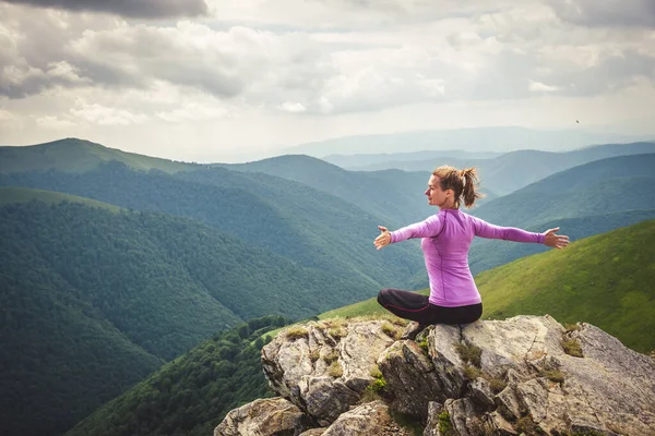 Dağ tepesinde genç kadın