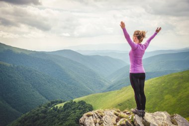 Dağ tepesinde genç kadın