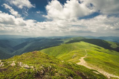 Atlılar üzerinde gün doğumu. Karpatyalı. Ukrayna. Borzhava