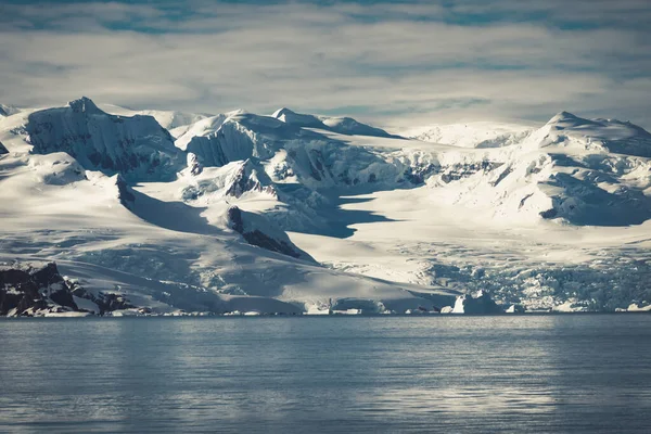 Montanhas Mar Antártida Porto Lockroy — Fotografia de Stock