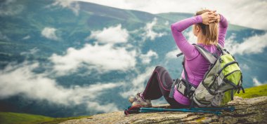 Dağlarda hiking sırt çantası olmadan genç kadın
