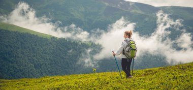 Dağlarda hiking sırt çantası olmadan genç kadın