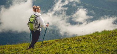 Dağlarda hiking sırt çantası olmadan genç kadın