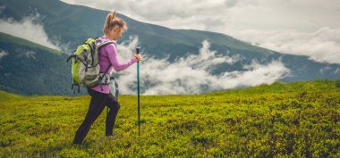 Dağlarda hiking sırt çantası olmadan genç kadın