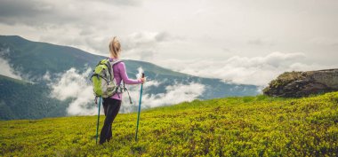 Dağlarda hiking sırt çantası olmadan genç kadın