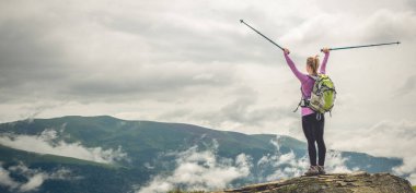 Dağlarda hiking sırt çantası olmadan genç kadın