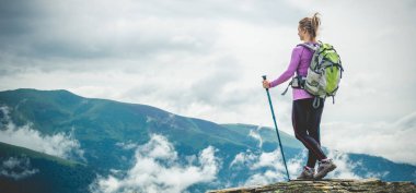 Dağlarda hiking sırt çantası olmadan genç kadın